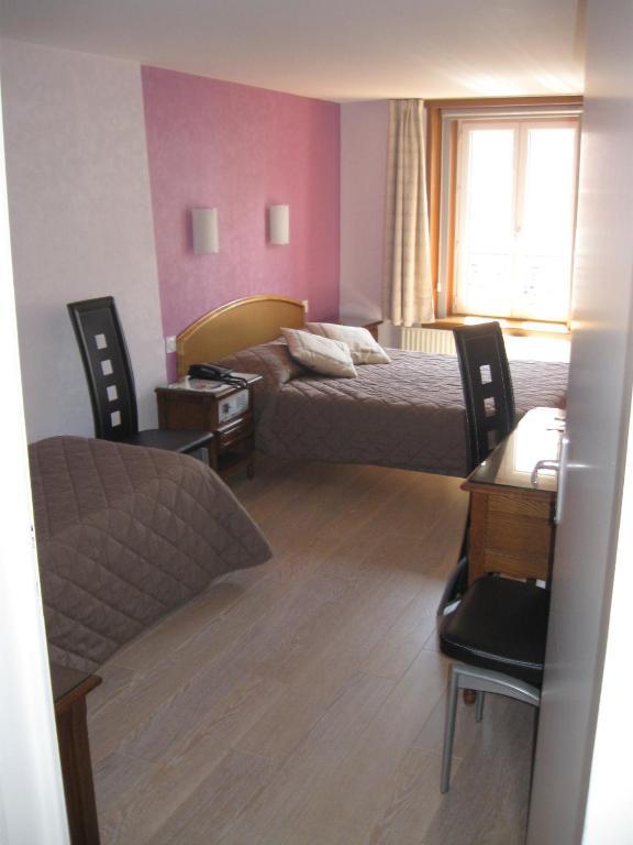 Hotel Cheval De Bronze Remiremont Oda fotoğraf